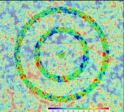 Uno de los círculos concéntricos en la radiación de fondo de microondas que indican un universo anterior, según Roger Penrose.