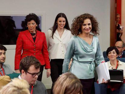 Desde la izquierda, las ministras Celaá, Irene Montero y María Jesús Montero, ayer en La Moncloa.