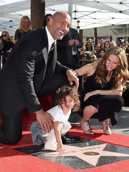 Dwayne Johnson, con su esposa Lauren Hashian y su hija Jasmine Johnson, descubre su estrella en el Paseo de la Fama en Hollywood el 13 de diciembre de 2017.