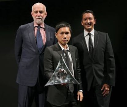 El todopoderoso Richard Armstrong, director de la Solomon R. Guggenheim Foundation (con barba blanca), presenta al ganador de la décima edición del Hugo Boss Art Prize, Paul Chan, en la sede del Guggenheim de Nueva York. Les acompaña Gerrit Rützel, CEO de Hugo Boss en América.