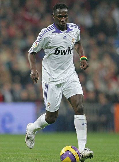 Diarrà controla un balón durante un partido con el Madrid.