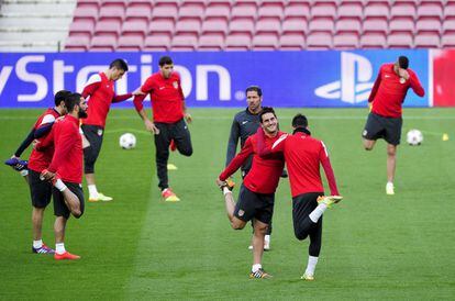 Koke, de frente, se ejercita con sus compañeros durante la sesión de entrenamiento previa al choque de cuartos de final de la Champions ante el Barcelona.