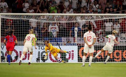 Naeher detiene el penalti a Houghton en el minuto 83.