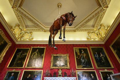 'Novecento', un caballo de taxidermia suspendido del techo, obra de Cattelan, se puede ver en el palacio de Blenheim el 12 de septiembre de 2019 en Woodstock (Reino Unido).