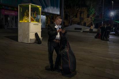 Un mariachi espera que algún cliente llegue a la Plaza Garibaldi. 