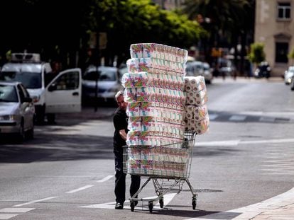Un trabajador transporta una remesa de rollos de papel higiénico con destino a un supermercado de Málaga.