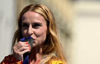 La española Raquel González, segunda clasificada, besa su medalla de plata tras la carrera de marcha de 35 kilómetros que se ha celebrado este martes en el Campeonato de Múnich (Alemania).