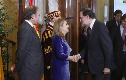 El presidente del Senado, Pío García Escudero (i), y la presidenta de la Cámara Baja, Ana Pastor (c), saludan al presidente del Gobierno, Mariano Rajoy (d).