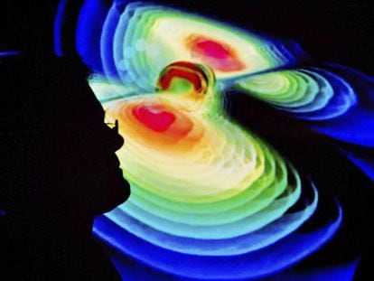 Un científico observa una representación de las ondas gravitacionales durante la presentación del descubrimiento, el 11 de febrero pasado