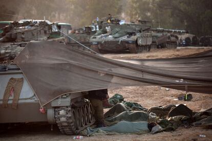 Soldados israelíes descansan cerca de la frontera con Gaza.