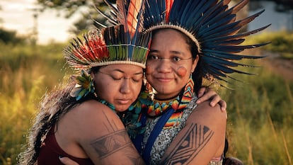 Hamangai Marcos Melo Pataxó y su hermana Itocovouty Galache Melo se abrazan durante un retrato. Sus historias de violencia han potenciado sus luchas.