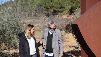 La consejera de Transición Ecológica, Isaura Navarro, y el escultor valenciano Miquel Navarro, este miércoles, en Siete Aguas.