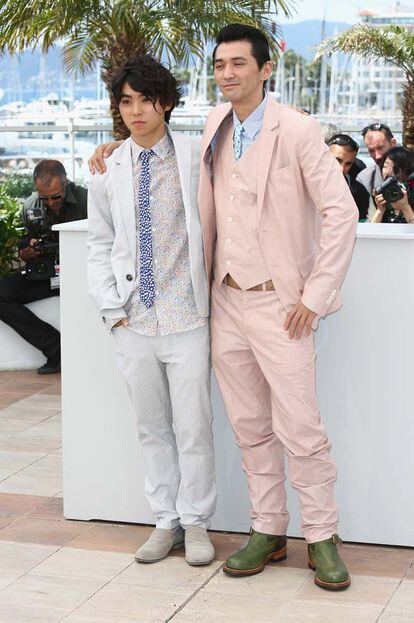 Los actores japoneses Nijiro Murakami y Jun Murakami aportaron el toque de color al vestuario masculino con trajes pastel y detalles llamativos.