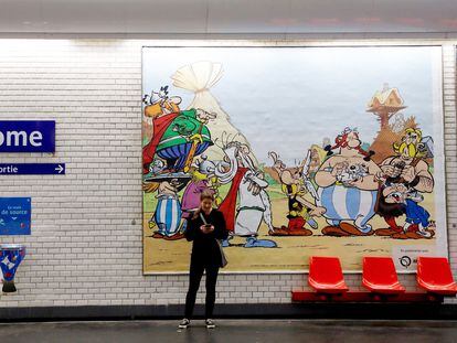 Cartel conmemorativo del 60 aniversario de Astérix y Obélix, en el metro de Roma.