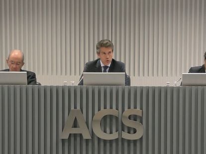 El consejero delegado de ACS, Juan Santamaría, entre el director general Corporativo, Ángel García Altozano, y el director Financiero, Emilio Grande.