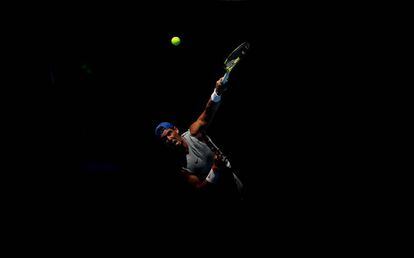 Nadal sirve durante un entrenamiento en Melbourne.