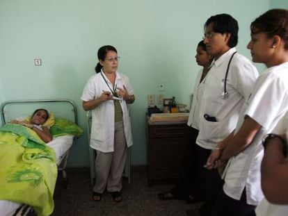 Una doctora habla a estudiantes de Medicina en La Habana, en una foto de archivo. 