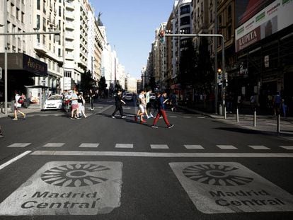 Peatones en la Gran Vía, dentro de la zona de restricciones al tráfico de Madrid Central.