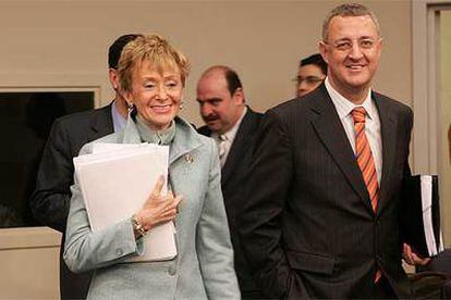 La vicepresidenta María Teresa Fernández de la Vega y el ministro Jesús Caldera, tras el Consejo de Ministros.