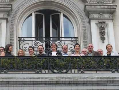 Laura Mintegi, en el centro con cazadora oscura, y sus &#039;consejeros&#039; imitan la hist&oacute;rica instant&aacute;nea del primer Gobierno vasco.