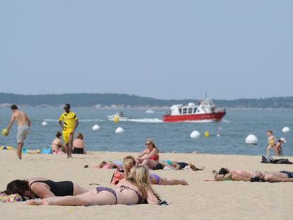 Personas tomando el sol en la playa de Arcachon (Francia) el 15 de abril.