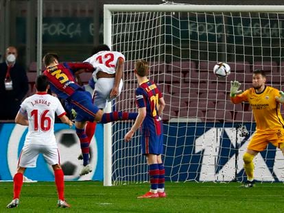 Piqué marca de cabeza, ante Koundé y Vaclik, el gol que supuso la prórroga.