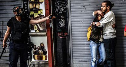 Un polic&iacute;a advierte a dos j&oacute;venes en unas protestas en mayo en Estambul.