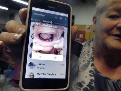 Josefa Garc&iacute;a muestra una fotograf&iacute;a de su boca sin dientes tras el cierre de Funnydent.