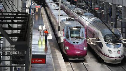 Dos trenes de alta velocidad de Renfe en Atocha.