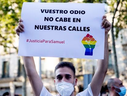 Un manifestante, durante una protesta por el asesinato de Samuel en Barcelona, el pasado 22 de julio.