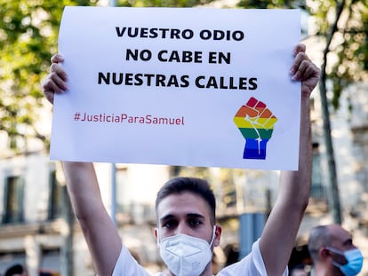 Un manifestante, durante una protesta por el asesinato de Samuel en Barcelona, el pasado 22 de julio.