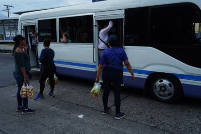 Vendedores ambulantes de la avenida de la Independencia ofrecen sus productos en el transporte público.