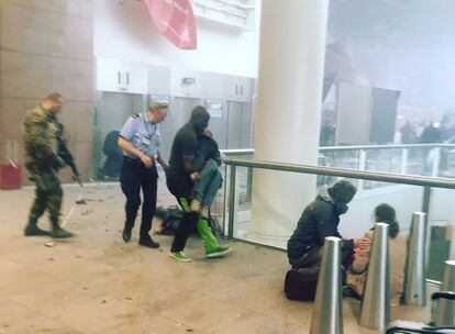 Interior de l'aeroport de Brussel·les després de l'atac terrorista.  


