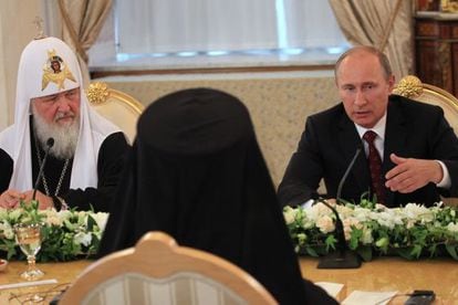 El patriarca de la Iglesia ortodoxa rusa, Kirill, y el presidente Vladímir Putin, el jueves en Moscú.
