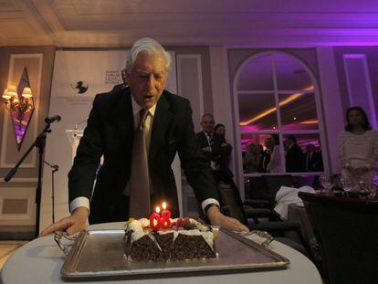 El escritor peruano sopla las velas de su 80 cumpleaños.
