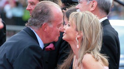 Juan Carlos I y Corinna Larsen se saludan en Barcelona en 2006.