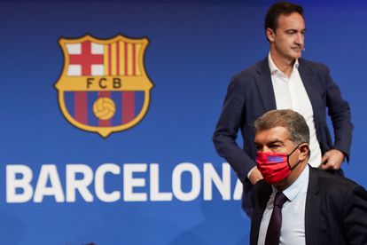 El presidente del Barcelona, Joan Laporta (delante), y el director general del club, Ferran Reverter, en la presentación de la auditoría.