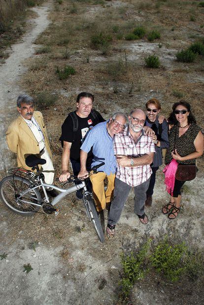 El presidente de la residencia (con barba) y cooperativistas. Al margen izquierdo, el director del proyecto.