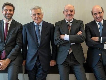 De izquierda a derecha: Santiago Hagerman, consejero delegado de GBS Finanzas Investcapital A.V., Juan Antonio Samaranch, presidente de GBS Finanzas Investcapital A.V., Diego Fernández de Henestrosa Argüelles, presidente de Creand Wealth Management (Banco Alcalá, S.A.), y Marcos Ojeda, consejero director general de Creand Wealth Management (Banco Alcalá, S.A.).