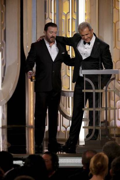 Ricky Gervais y Mel Gibson en la gala de los Globos de Oro de 2016. El corrosivo presentador no dejó pasar la oportunidad de atacar al actor.