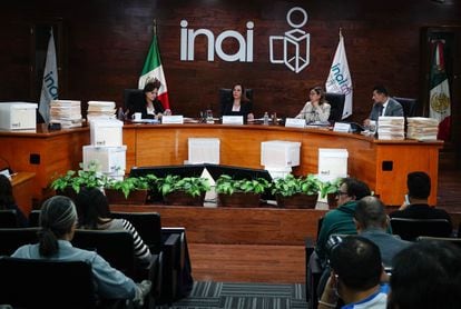 Los cuatro comisionados restantes del INAI en el pleno del instituto: Norma Julieta del Río, Blanca Ibarra, Josefina Vergara y Adrián Alcalá.