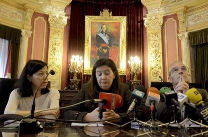 La teniente de alcalde de Ourense, Marga Martín (centro), ayer tras conocer su imputación