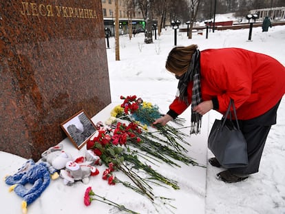 Una mujer depositaba este martes un ramo de flores por los muertos en Dnipró, al pie del monumento a la escritora Lesya Ukrainka, en Moscú.