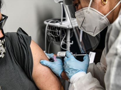Una mujer recibe la vacuna contra la covid, en Estados Unidos.