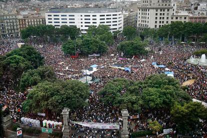 Horas después de los violentos disturbios en la plaza de Catalunya, el lugar volvió a llenarse con miles de personas.