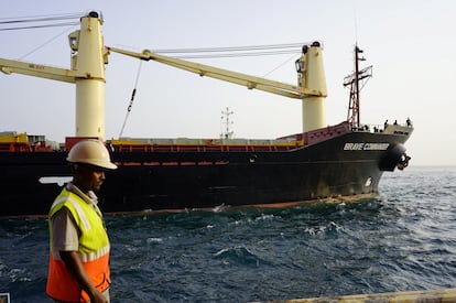 El 'MV Brave Commander', con 23.000 toneladas de trigo a bordo, atraca en Yibuti este martes.