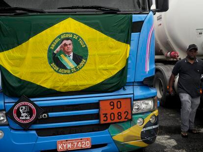 Un camión decorado con una bandera de Brasil con la imagen de Jair Bolsonaro al centro, durante una manifestación por la derrota en las urnas del presidente brasileño, en Río de Janeiro, el 1 de noviembre de 2022.