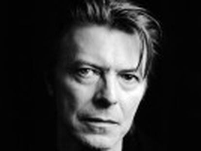 El autor de ‘Space Oddity’ deja atrás medio siglo de transgresión marcado por su curiosidad intelectual y su capacidad de reinvención. “David Bowie ha muerto en paz hoy rodeado de su familia, después de una valiente lucha de 18 meses contra el cáncer”, reza el comunicado oficial