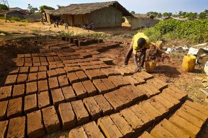 En las aldeas camerunesas que acogen a refugiados, estos no viven concentrados en campos, sino que se les entrega un pedazo de tierra para que construyan sus casas. Acnur les ayuda en este proceso.