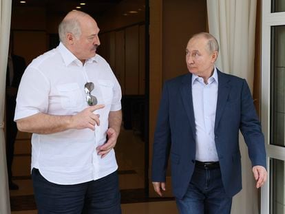 El presidente de Bielorrusia, Aleksandr Lukashenko, charla con su homólogo ruso, Vladímir Putin, durante un encuentro en Sochi, Rusia, el 9 de junio de 2023.